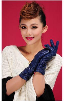 Women's leather gloves mid-sleeve with crease