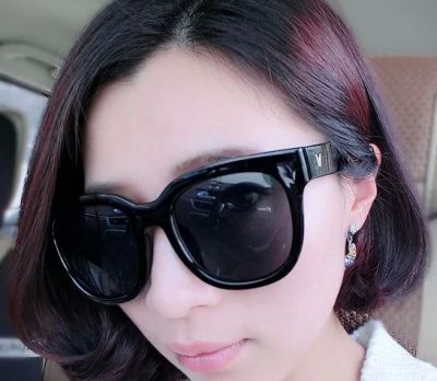 Women's Fashion Round Sunglasses with Thick Plastic Frame