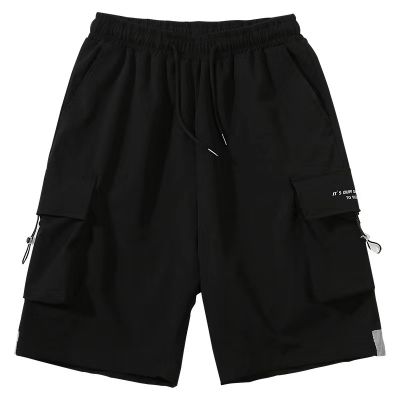 Men's loose-fitting cargo shorts with elastic waist