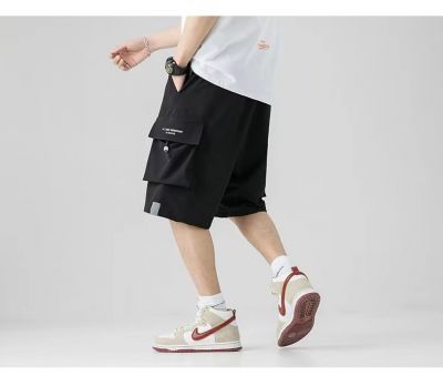 Men's loose-fitting cargo shorts with elastic waist