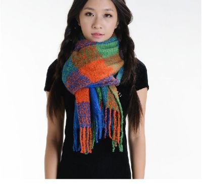 Knitted scarf pattern with large colored tiles