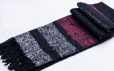 Knitted scarf pattern with large colored tiles