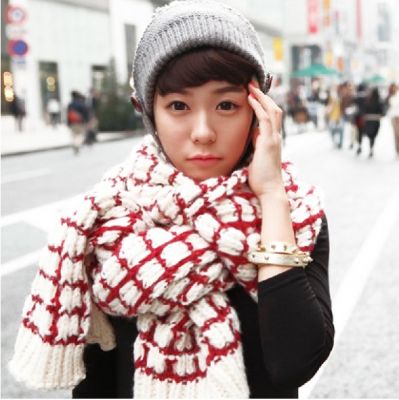 Fashion winter scarf pattern with square end