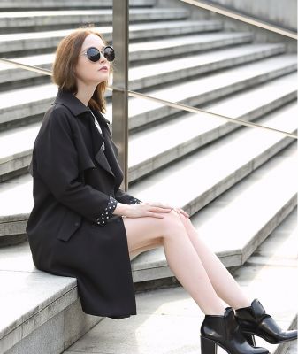 Trench coat for women with double-breasted closure