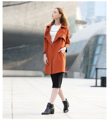 Trench coat for women with double-breasted closure