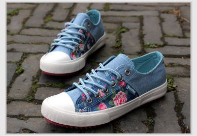 Casual Summmer Sneakers for Women with Flower Print and Plastic Toe Shell