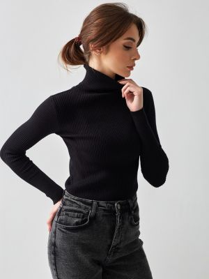 Women's fitted turtleneck sweater - elegance and versatility