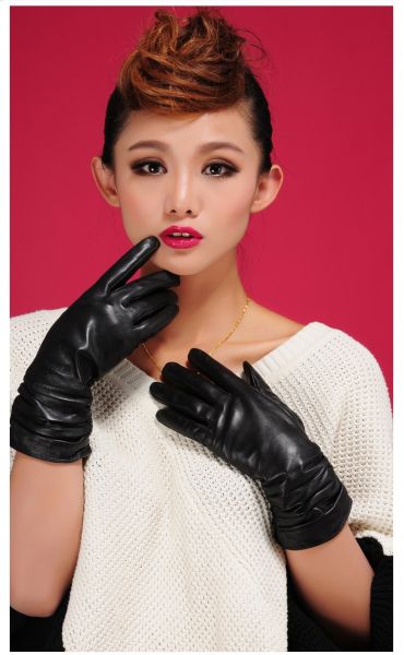 Women's leather gloves mid-sleeve with crease