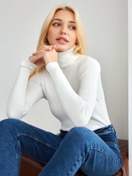 Women's fitted turtleneck sweater - elegance and versatility